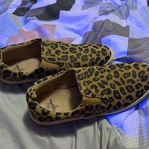 Women’s monkey feet canvas shoes.